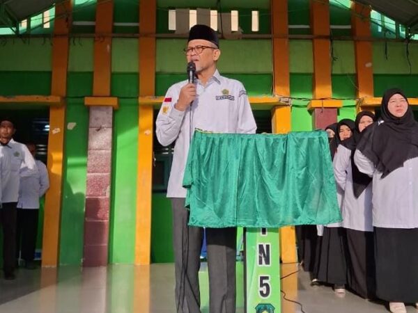 Pimpin Upacara di MIN 5, KanKemenag Kota Banda Aceh  Serukan Semangat Belajar dan Apresiasi Prestasi Nasional