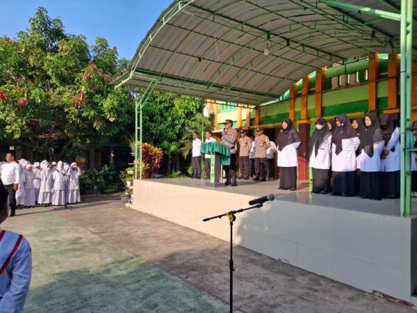 Kapolsek Ulee Kareng Pimpin Upacara di MIN 5 Banda Aceh