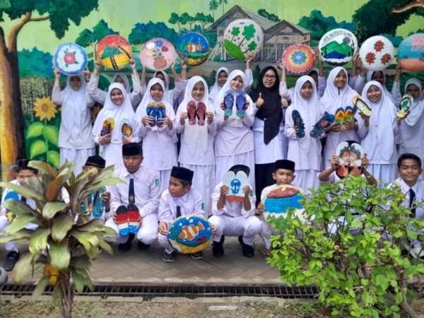 Siswa Kelas VI MIN 5 Banda Aceh Sulap Tampah dan Sandal Jepit Jadi Karya Seni Memukau