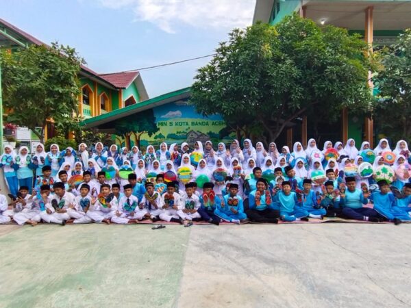 Siswa Kelas VI MIN 5 Banda Aceh Sulap Tampah dan Sandal Jepit Jadi Karya Seni Memukau